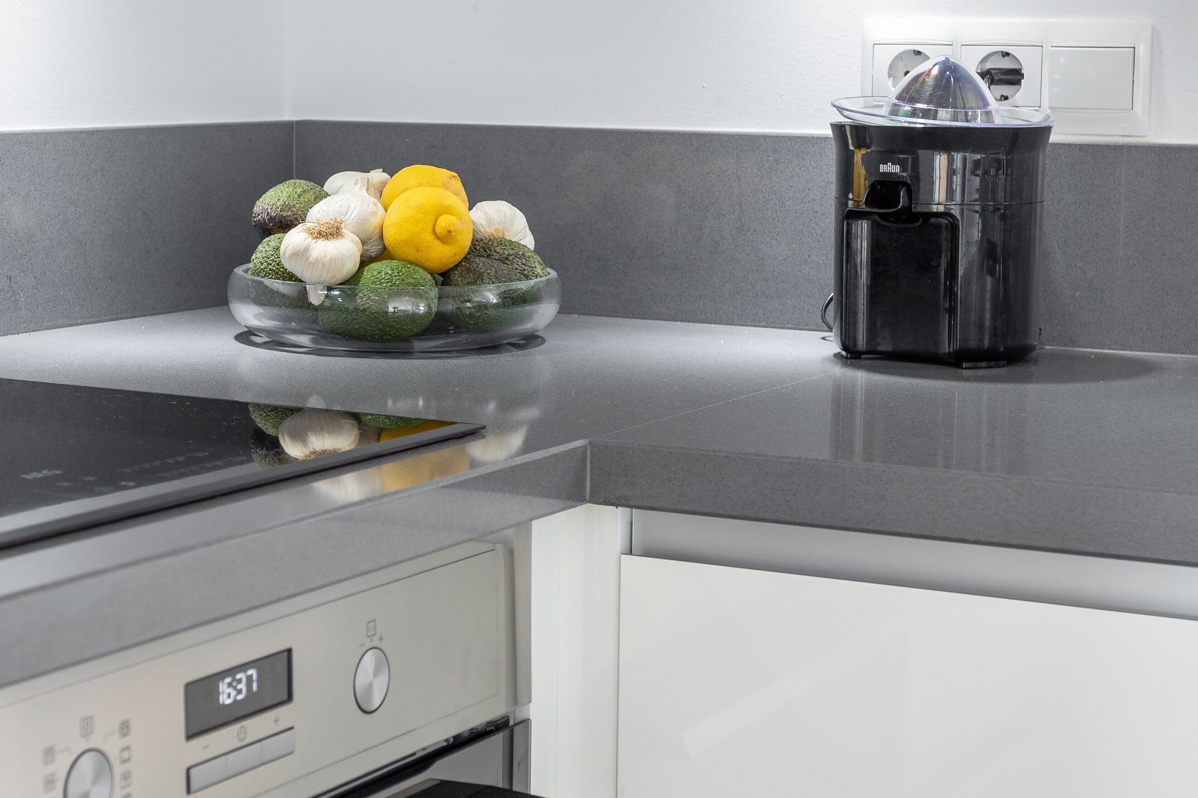 Cafetera o tetera, frigorífico, microondas y horno