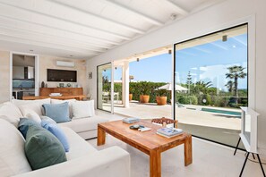 TV - Villa 'Mariposa' with Sea View, Wi-Fi and Air Conditioning (Sant Lluís)