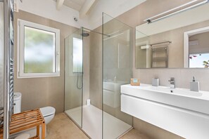 Bathtub, hair dryer, towels - Villa 'Mariposa' with Sea View, Wi-Fi and Air Conditioning (Sant Lluís)