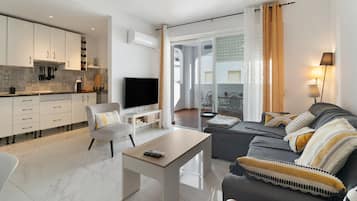 Un apartamento moderno con cocina, comedor y sala de estar.