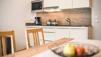 Kühlschrank, Mikrowelle, Herdplatte, Geschirrspüler