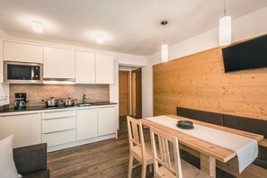 Frigorífico, microondas, placa de cocina y lavavajillas