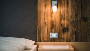 Een houten wand met een lichtschakelaar en een stopcontact.