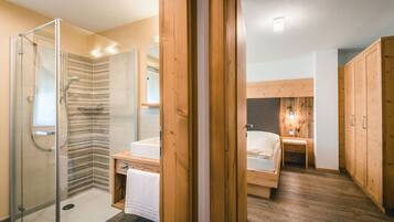 Een douche, een haardroger, handdoeken