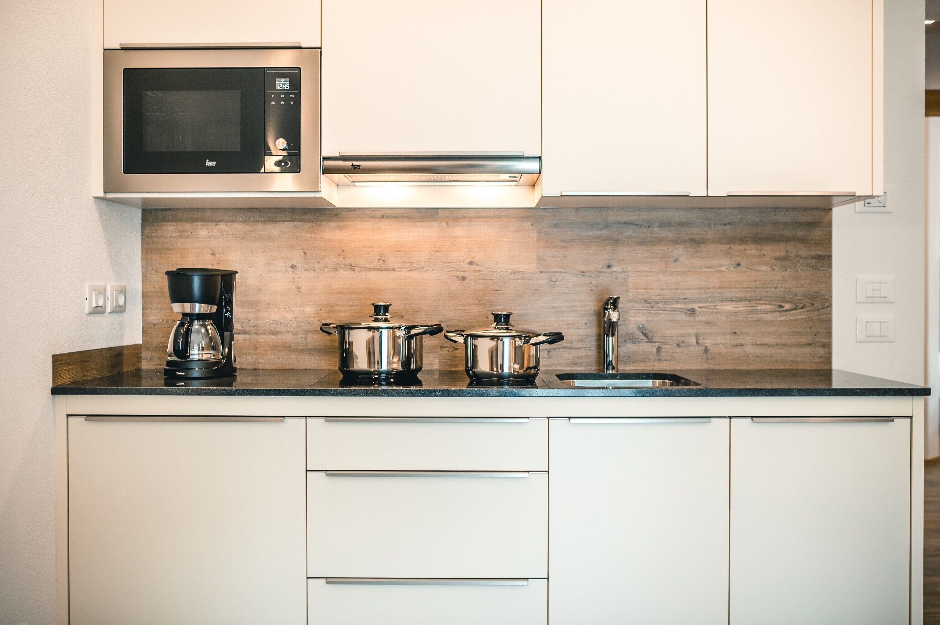 Réfrigérateur, micro-ondes, plaque de cuisson, lave-vaisselle