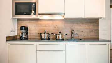 Réfrigérateur, micro-ondes, plaque de cuisson, lave-vaisselle