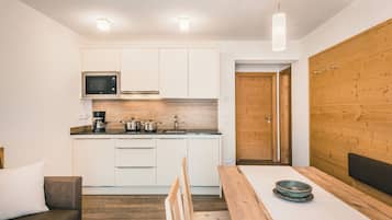 Kühlschrank, Mikrowelle, Herdplatte, Wasserkocher mit Kaffee-/Teezubehör