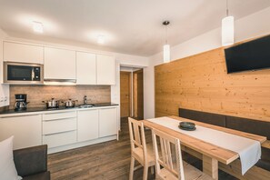 Frigorifero, microonde, piano cottura, lavastoviglie