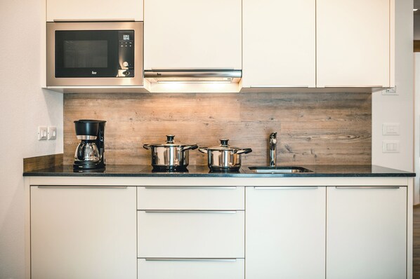 Geladeira, micro-ondas, cooktop, lava-louças