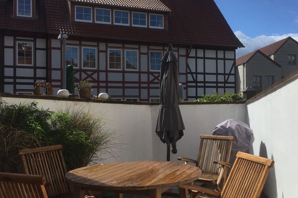 Patio mit Esstisch, Stühlen, zwei Liegen und Grill