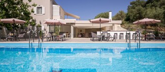 Villa Almyros 5 Bedroom Luxurious Villa close to the beach