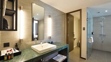 Separate bathtub and shower, hydromassage showerhead, free toiletries