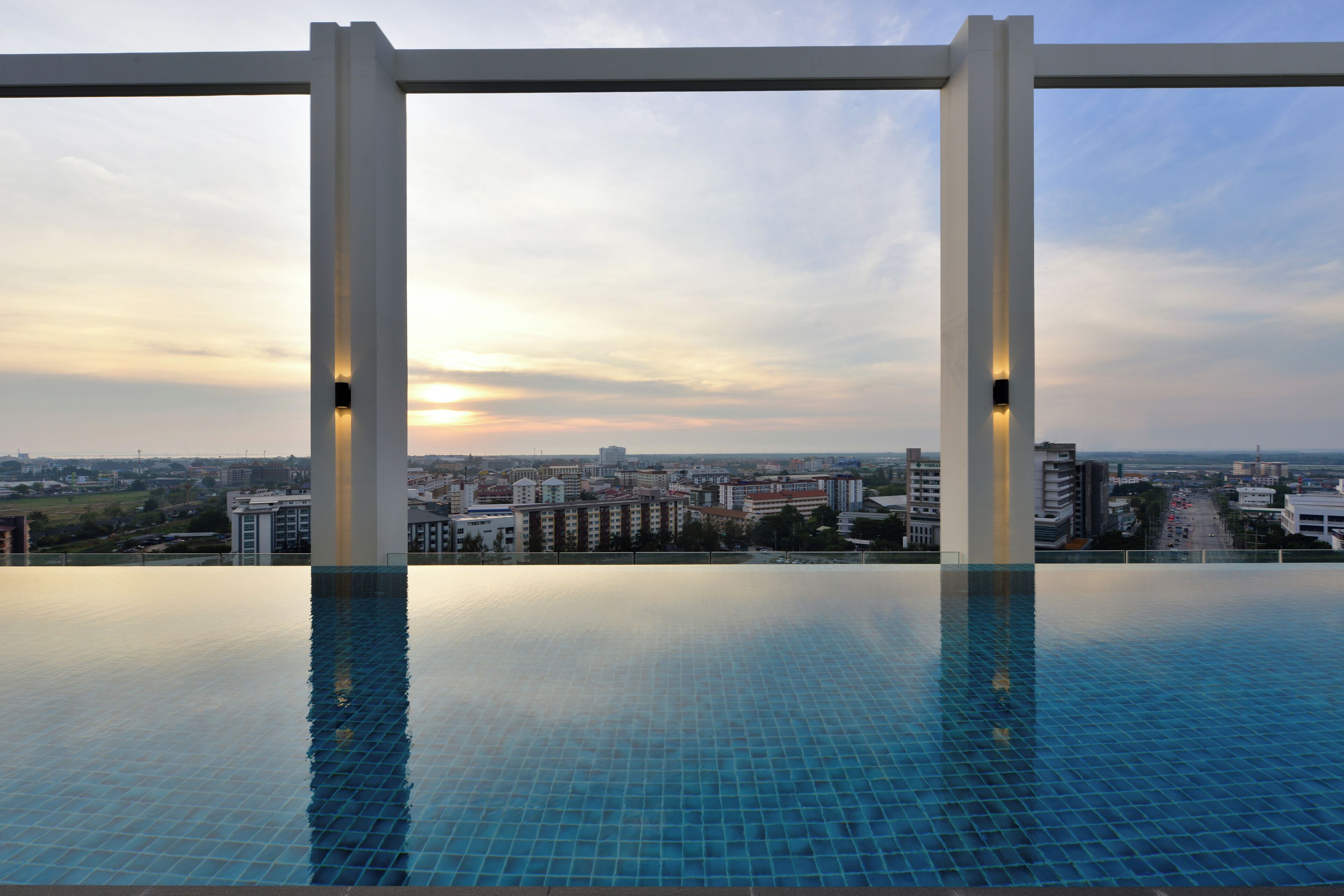 Una piscina al aire libre, sillones reclinables de piscina