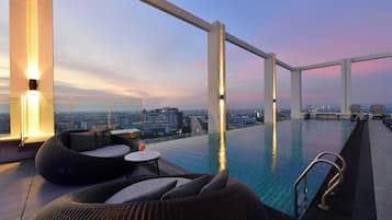 Hồ bơi ngoài trời, ghế dài tắm nắng