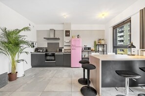 Apartamento conforto | Cozinha privada | Geladeira, micro-ondas, fogão, cooktop