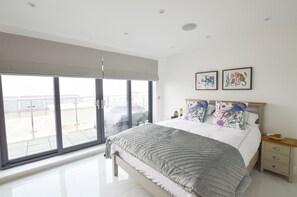 3 bedrooms, iron/ironing board, travel cot, WiFi - Enjoy the amazing views overlooking Newquay from this spacious duplex apartment, arranged over two f (Newquay)