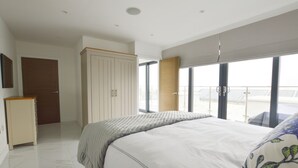 Une chambre à coucher comprenant un lit, une armoire et une fenêtre donnant sur l’extérieur.