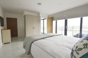 3 bedrooms, iron/ironing board, travel cot, WiFi - Enjoy the amazing views overlooking Newquay from this spacious duplex apartment, arranged over two f (Newquay)