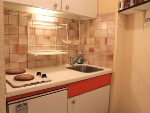 Frigorífico, placa de cocina, cafetera o tetera y tostadora