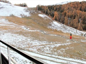 A snowy mountain landscape with a ski lift and a chairlift. - Cozy Studio with Alcove, Sleeps 4 - Ski-in/Ski-out, Near Shops, Stunning South-West Balcony View (Vars)
