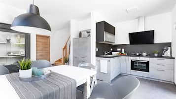 Kühlschrank, Mikrowelle, Ofen, Herdplatte