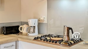 Eine Küche mit einer Bosch-Kaffeemaschine, einem Toaster und einem Gasherd.