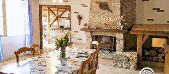 Charming 3-Bedroom Cottage with Private Lake, Near Sports & Leisure Activities.