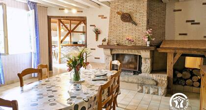 Charming 3-Bedroom Cottage with Private Lake, Near Sports & Leisure Activities.