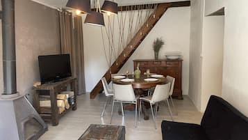 TV, fireplace