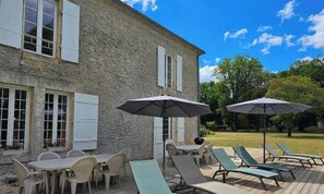 Outdoor dining - Spacious 19th-century house with private pool, AC, park, and modern amenities in Dordogne countryside (Savignac-les-Églises)