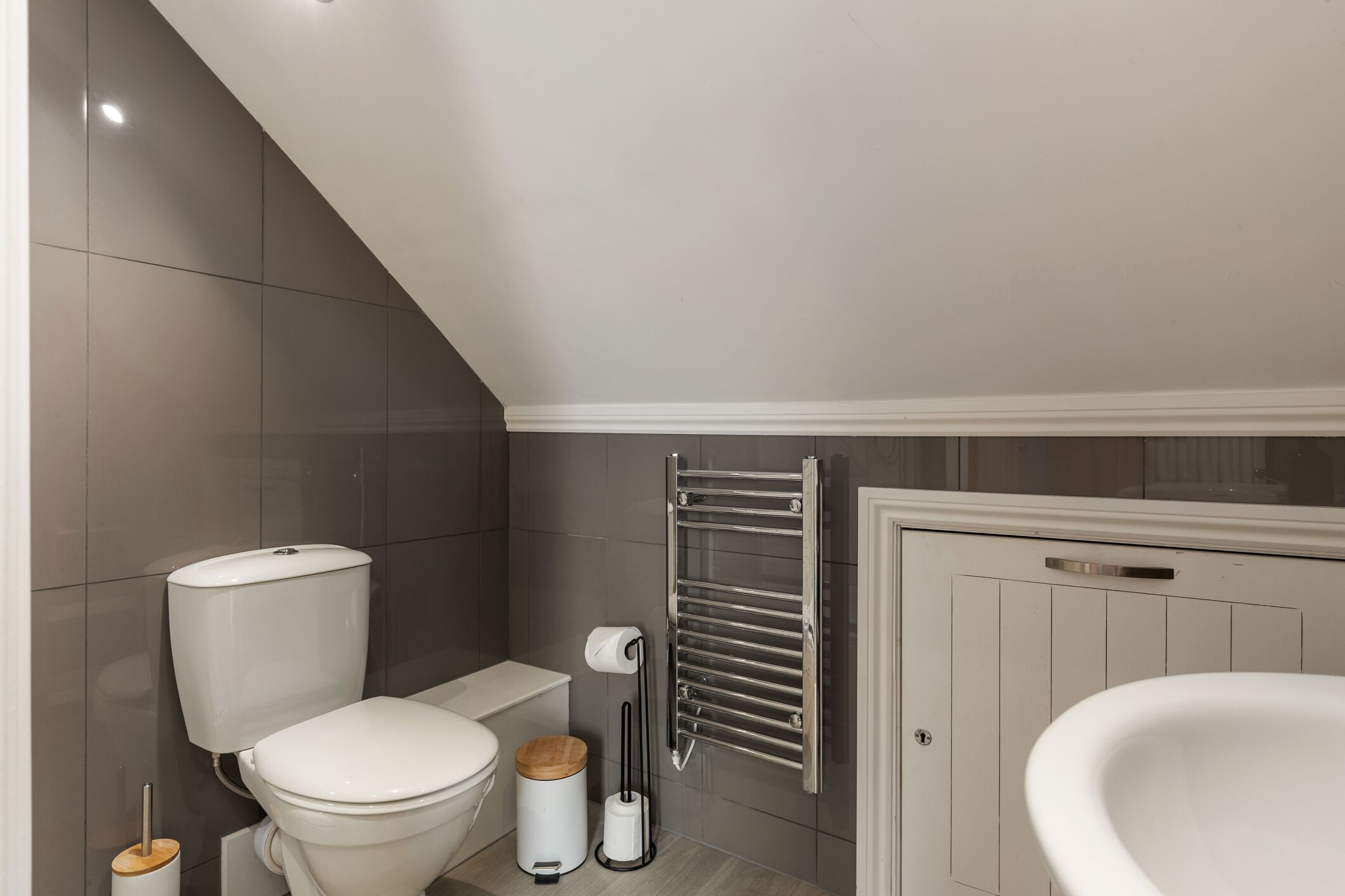 Et moderne badeværelse med toilet, bidet og badekar.