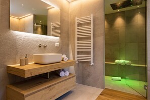 Ducha, artículos de higiene personal gratuitos y secador de pelo