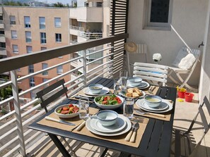 Outdoor dining - Apartment with AC and parking - 4 guests (Saint-Raphaël)