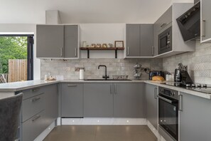 Shared kitchen - Willow Cottage (Tenby)