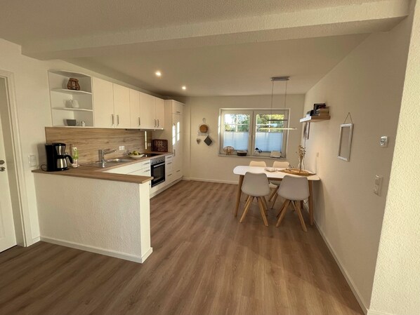 Jääkaappi, mikroaaltouuni, uuni, liesi