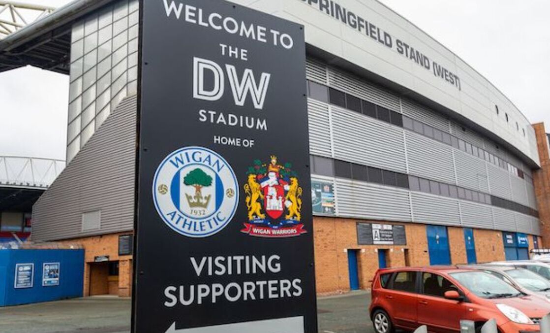 Un cartello di benvenuto ai visitatori dello stadio DW, casa del Wigan Athletic Football Club.