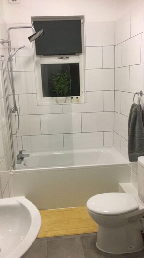 Comfort House, Private Bathroom | Bathroom - Central Wigan Welcoming Townhouse Sleeps up to 6 (Wigan)