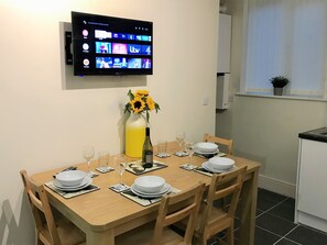 Restaurant - Welcoming Spacious 2-bedroom House in St Helens (St Helens)