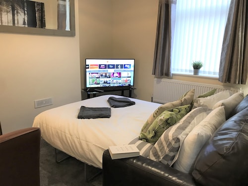 Welcoming Spacious 2-bedroom House in St Helens