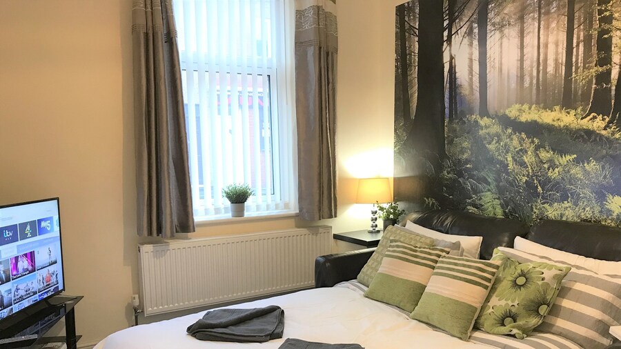 Welcoming Spacious 2-bedroom House in St Helens