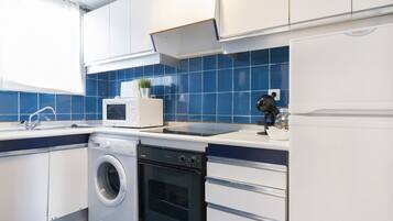 Frigorífico, microondas, horno y placa de cocina