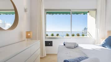 2 dormitorios, tabla de planchar con plancha, cuna de viaje