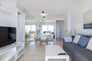 Smart TV, video games, Netflix, streaming services - Bright Apartment with Front Sea Views (Marbella)
