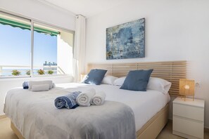 2 quartos, ferros/tábuas de passar roupa, berço de viagem