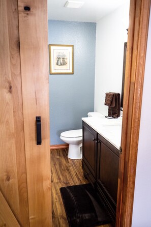 Een bad/douchecombinatie, een haardroger, handdoeken, zeep