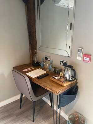 Deluxe Double or Twin Room, Ensuite (Double) | Room amenity - The British Queen (Royston)