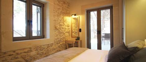 Caja de seguridad en la habitación y tabla de planchar con plancha