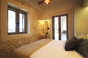 1 chambre, coffre-fort, fer et planche à repasser