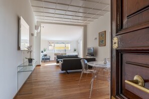 Flat-screen TV - GuestHost - Modern and comfortable 100sqm apartment, with terrace, able to accommodate up to 4 people. Located on the third floor, with elevator (not suitable for disabled people), of a building few steps away from Piazza Santa Maria in Trastevere, the p (Roma)