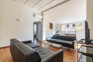 Flat-screen TV - GuestHost - Modern and comfortable 100sqm apartment, with terrace, able to accommodate up to 4 people. Located on the third floor, with elevator (not suitable for disabled people), of a building few steps away from Piazza Santa Maria in Trastevere, the p (Roma)